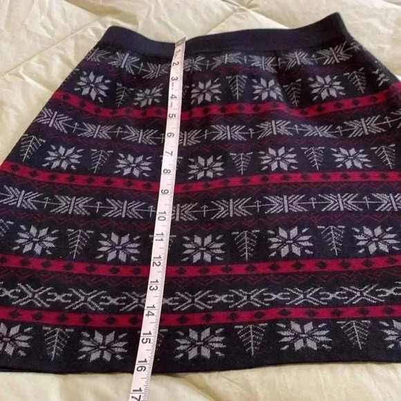 Joe B by Joe Benbasset Black, Silver & Red, Small Fair Isle Mini Sweater Skirt. - Picture 8 of 8